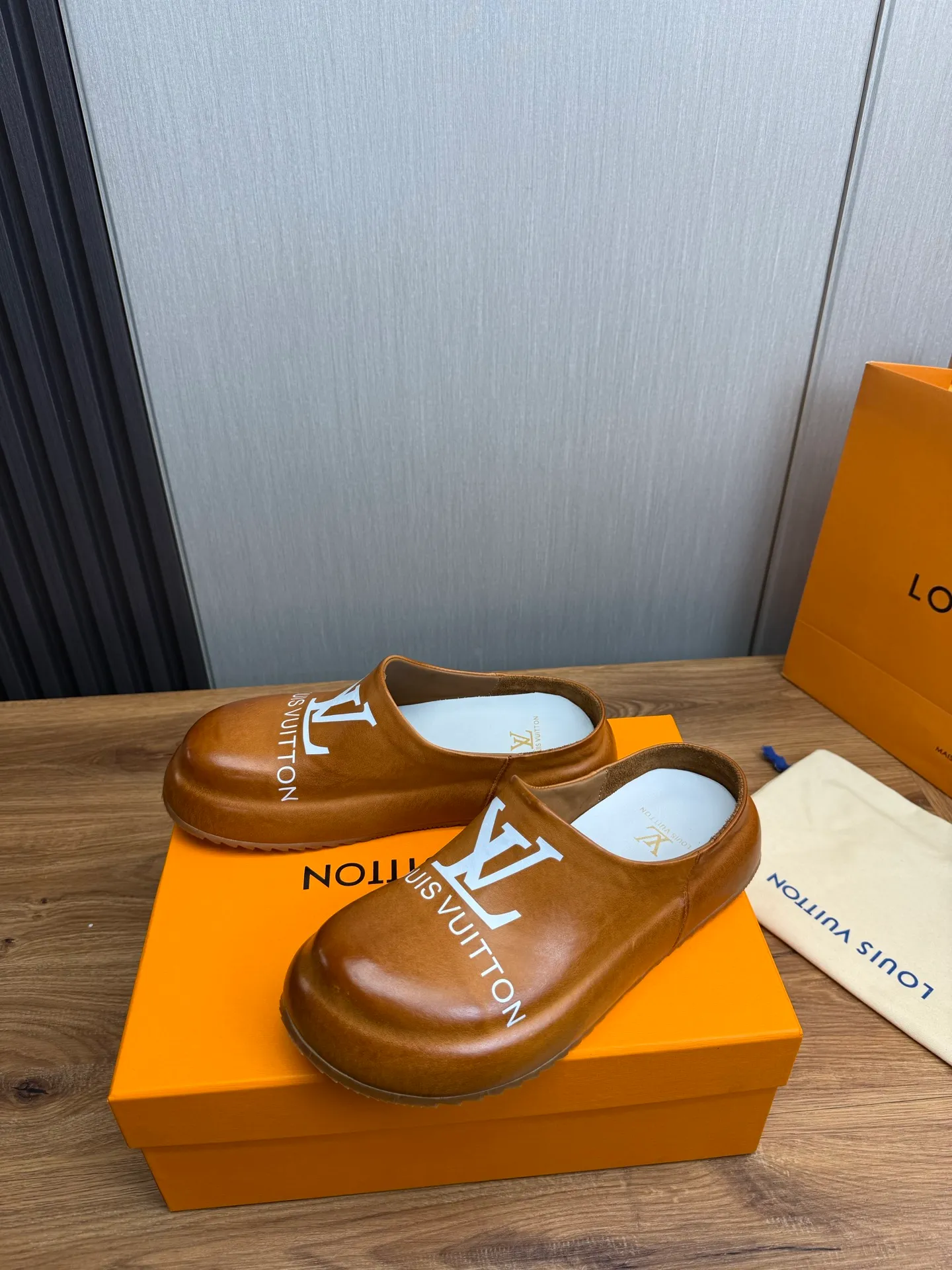 Men's shoes 💰480💰 Lv men's slippers 🩴38-45 size 45 46 🉑️Customized! Full leather slippers: cowhide on the outside, sheepskin on the inside ✅Original outsole⬆️